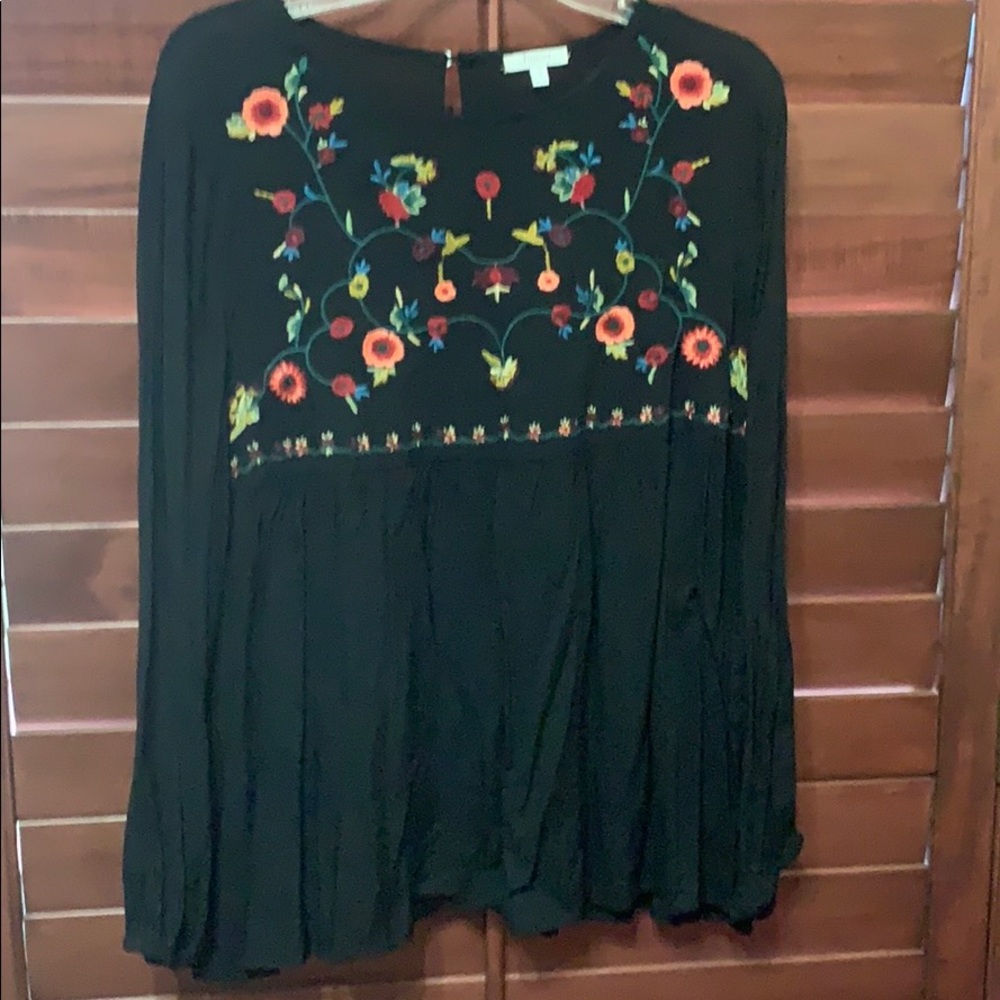 Boutique long sleeve embroidered top Size M